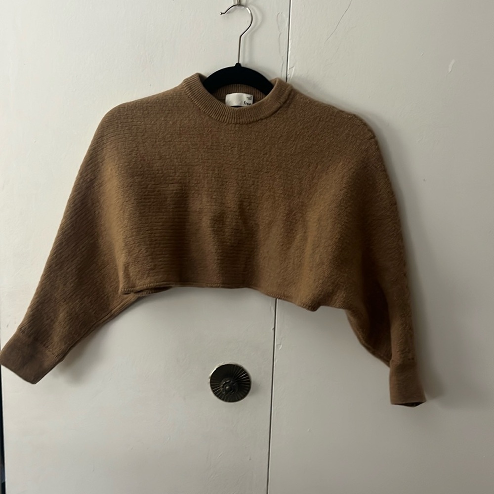 Aritzia Wilfred free 100% Marino wool crop top
size medium